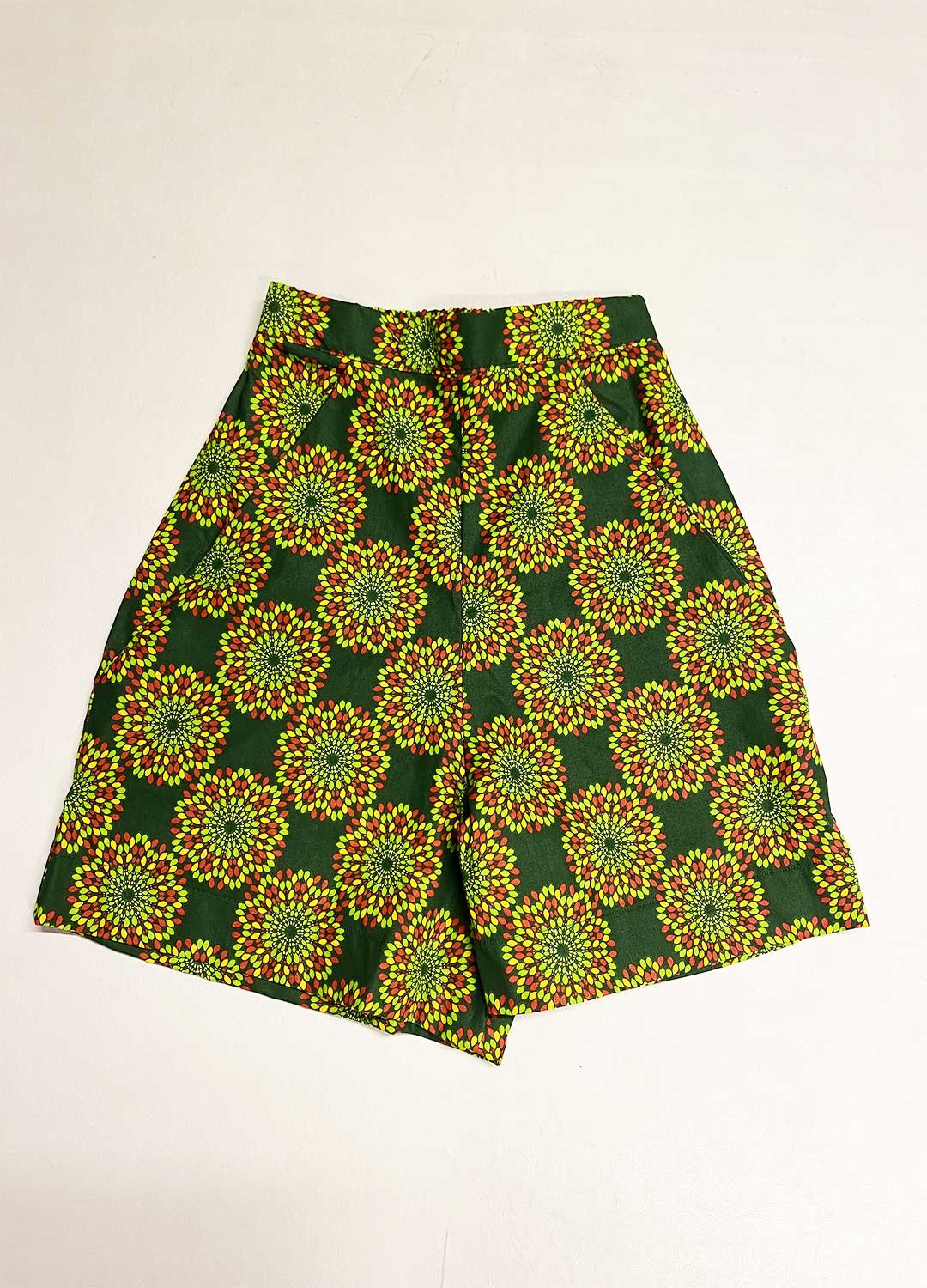 Green kaleidoscope print cotton shorts – ref 163 – Resale item – Approx UK 10-12 Green kaleidoscope print cotton shorts - ref 163 - Resale item - Approx UK 10-12 - Image 1