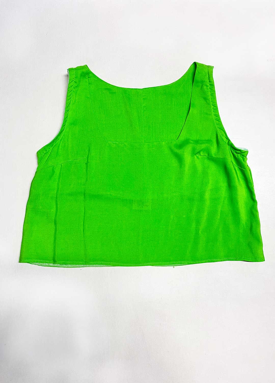 Bright green viscose tee – ref 176 – Resale item – Approx UK 14-16 Bright green viscose tee - ref 176 - Resale item - Approx UK 14-16 - Image 1